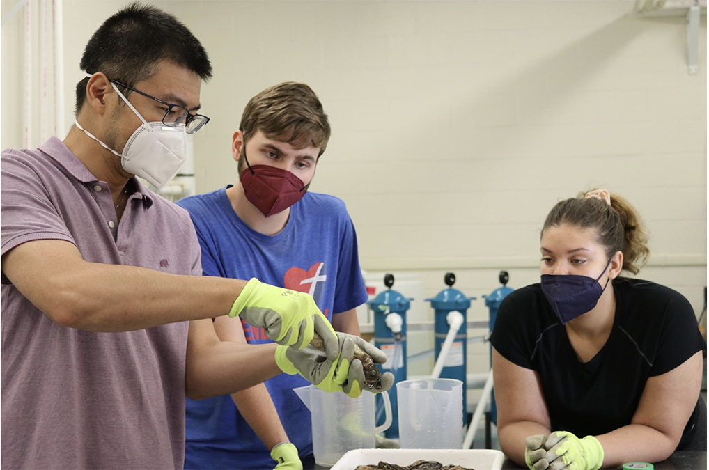 Ming Liu along with research students
